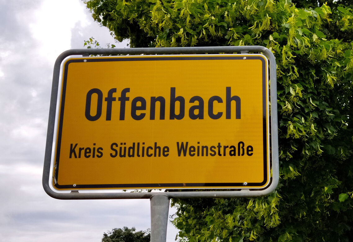 Ortsschild von Offenbach an der Queich
