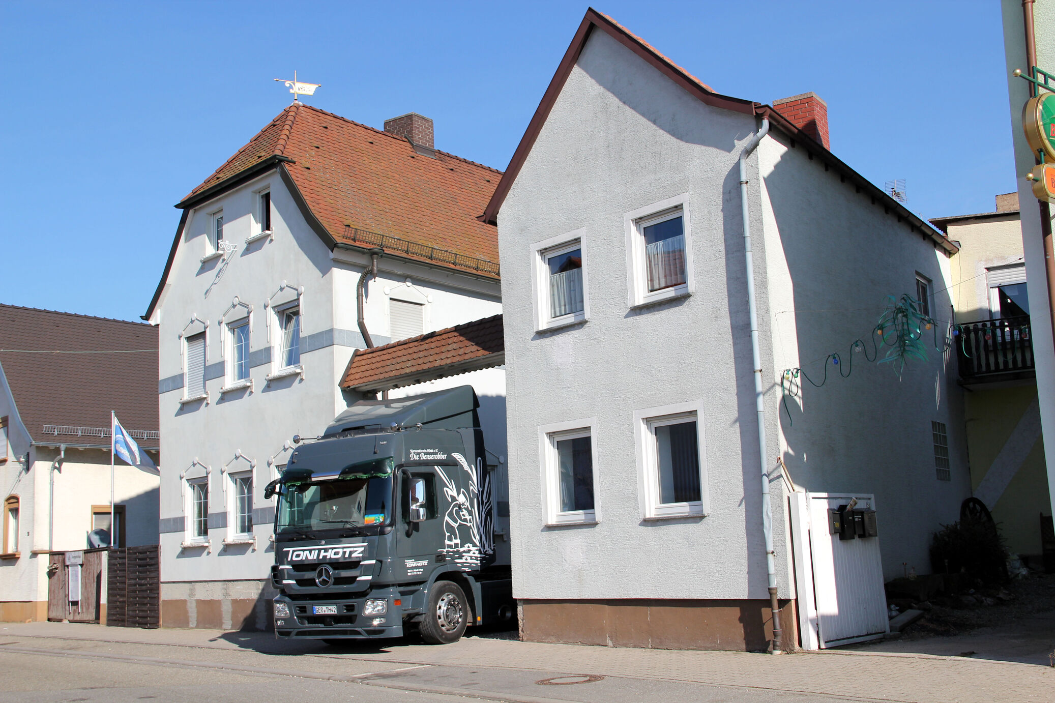 Externe Büroräumlichkeiten und Sattelzugmaschine der Toni Hotz Transporte GmbH