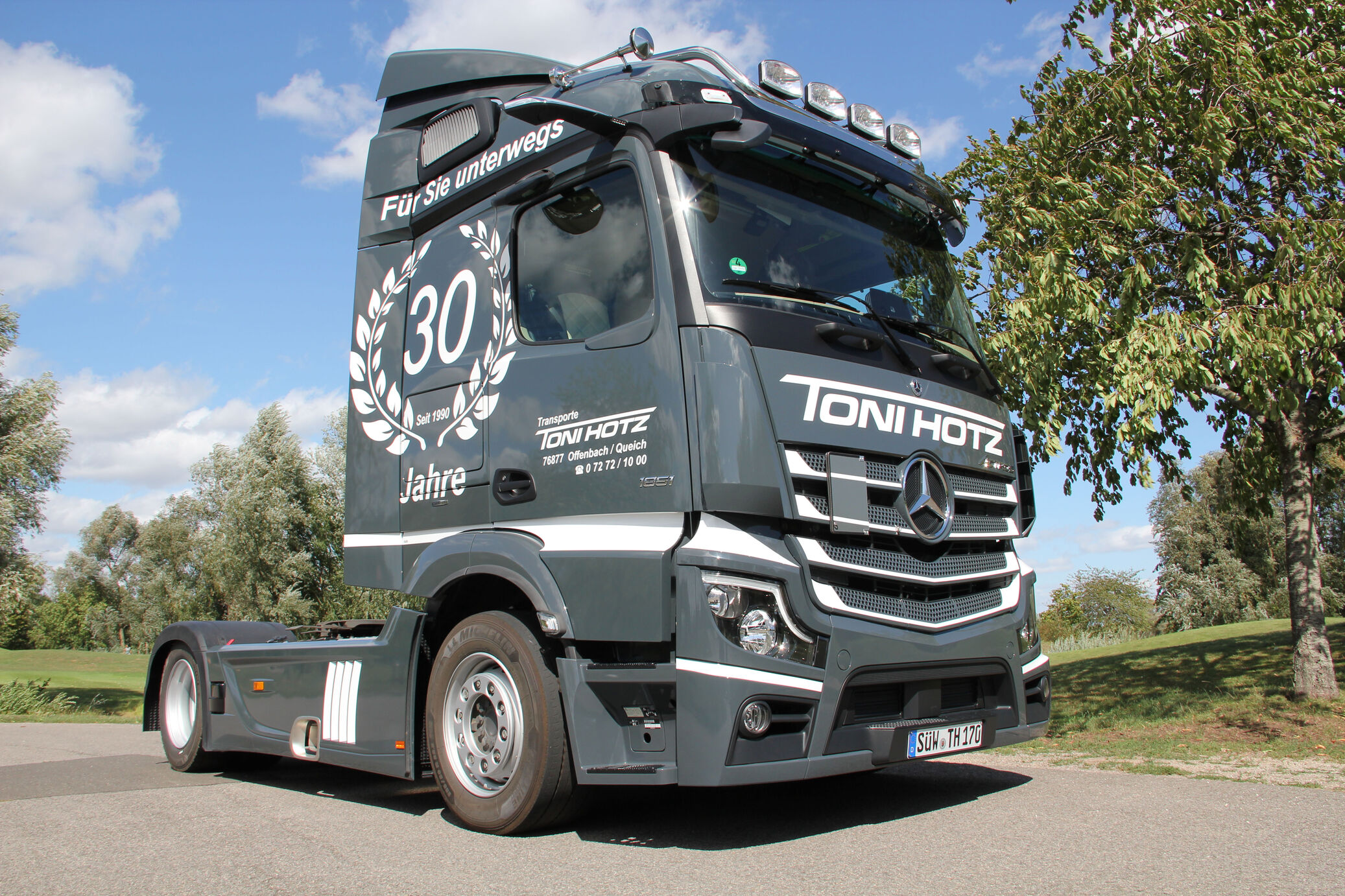 Sattelzugmaschine der Toni Hotz Transporte GmbH mit Motiv zum dreißigjährigen Firmenjubiläum